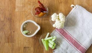 intingere le verdure nella bagna cauda intingere le verdure nella bagna cauda