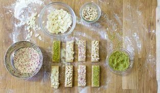 decorare i biscotti al burro con la frutta secca decorare i biscotti al burro con la frutta secca