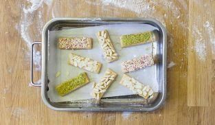 cuocere i biscotti al burro in una teglia cuocere i biscotti al burro in una teglia