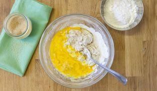 sbattere le uova e unire la farina