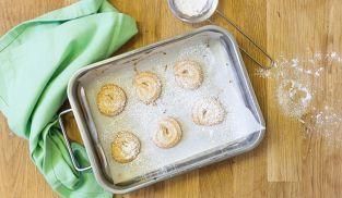 spolverare i biscotti con lo zucchero a velo
