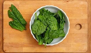 Lavare e mondare gli spinaci Lavare e mondare gli spinaci