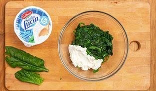 Mettere gli spinaci bolliti e strizzati nel mixer con un po' di Ricotta Santa Lucia Mettere gli spinaci bolliti e strizzati nel mixer con un po' di Ricotta Santa Lucia