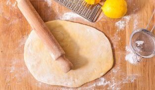 stendere l'impasto con il mattarello stendere l'impasto con il mattarello
