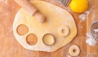 ritagliare i biscotti con uno stampino ritagliare i biscotti con uno stampino