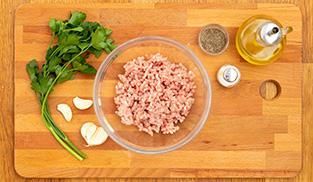 mettete in una ciotola la carne macinata e le uova