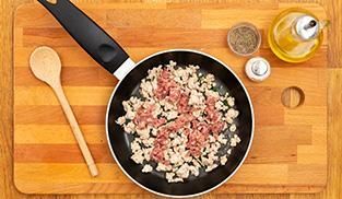 Cuocete la carne tritata