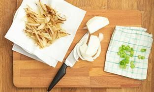 sedano a tocchetti e cipolle tagliate a fette sedano a tocchetti e cipolle tagliate a fette