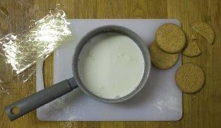 sciogliere i fogli di gelatina nella panna sciogliere i fogli di gelatina nella panna