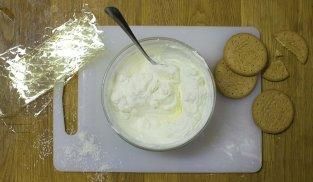 unire la panna con la colla di pesce alla farcia di formaggio e yogurt unire la panna con la colla di pesce alla farcia di formaggio e yogurt