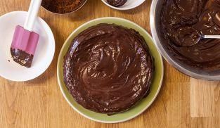 ricoprire la cheesecake al cioccolato con la ganache ricoprire la cheesecake al cioccolato con la ganache