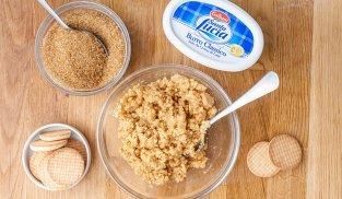 unire i biscotti tritati al burro fuso e allo zucchero di canna unire i biscotti tritati al burro fuso e allo zucchero di canna