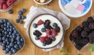 decorare la cheesecake con i frutti di bosco decorare la cheesecake con i frutti di bosco