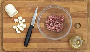 Spellate la salsiccia e tagliatela a dadini e tagliate nello stesso modo anche il Galbanino. Spellate la salsiccia e tagliatela a dadini e tagliate nello stesso modo anche il Galbanino.