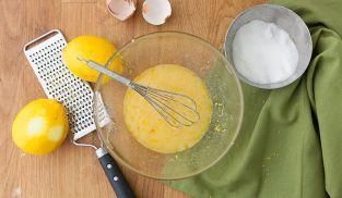 sbattere con la frusta le uova con lo zucchero e scorza di limone sbattere con la frusta le uova con lo zucchero e scorza di limone