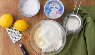 unire al composto la ricotta, il rum, lievito e la farina setacciata unire al composto la ricotta, il rum, lievito e la farina setacciata
