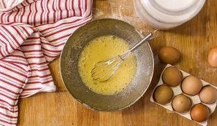 sbattere con le fruste le uova con lo zucchero sbattere con le fruste le uova con lo zucchero