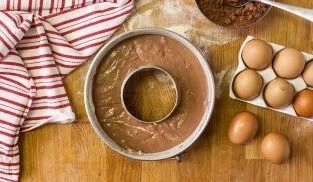 versare il composto nello stampo per ciambella versare il composto nello stampo per ciambella