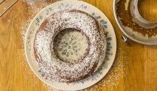 spolverizzare il ciambellone al cioccolato con lo zucchero a velo spolverizzare il ciambellone al cioccolato con lo zucchero a velo