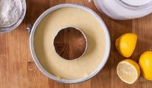versare il composto nello stampo a ciambella precedentemente imburrato e infarinato versare il composto nello stampo a ciambella precedentemente imburrato e infarinato
