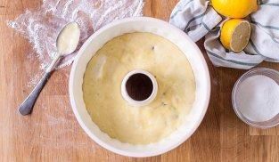 versare il composto in uno stampo a ciambella versare il composto in uno stampo a ciambella