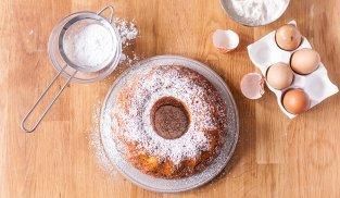 spolverare il ciambellone con lo zucchero a velo spolverare il ciambellone con lo zucchero a velo
