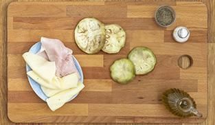 Mettete una fetta di prosciutto cotto Galbacotto e una di Galbanino Fior di Fette, unite, tra due fette di melanzana. Mettete una fetta di prosciutto cotto Galbacotto e una di Galbanino Fior di Fette, unite, tra due fette di melanzana.