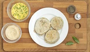 Passate le cotolette di melanzane prima nell'uovo sbattuto, poi nel pangrattato e friggetele Passate le cotolette di melanzane prima nell'uovo sbattuto, poi nel pangrattato e friggetele