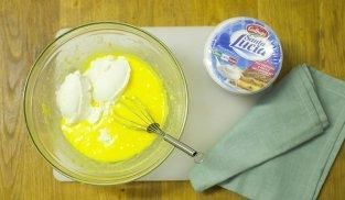 lavorare il mascarpone con le uova e lo zucchero lavorare il mascarpone con le uova e lo zucchero