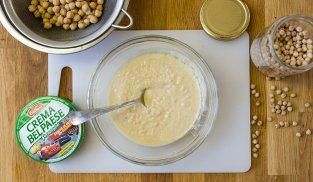 frullare i ceci e unire il formaggio Crema Bel Paese frullare i ceci e unire il formaggio Crema Bel Paese