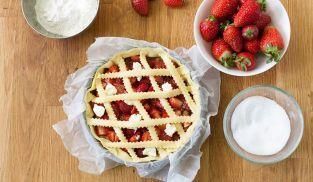 ricoprire la crostata di fragole con listarelle ricoprire la crostata di fragole con listarelle