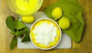 ricoprire la crostata con albumi montati a neve ricoprire la crostata con albumi montati a neve