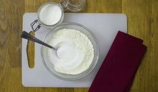 unire la farina setacciata e lo zucchero unire la farina setacciata e lo zucchero