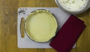 stendere il panetto di pasta frolla in una teglia stendere il panetto di pasta frolla in una teglia