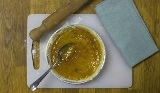 farcire la base della crostata con la marmellata di arance farcire la base della crostata con la marmellata di arance