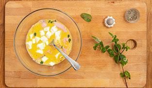 Frittata di mozzarella e prosciutto cotto Frittata di mozzarella e prosciutto cotto