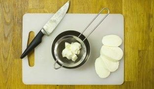 tagliare a dadini la mozzarella tagliare a dadini la mozzarella