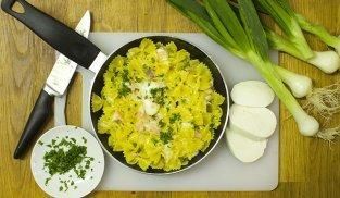 saltare in padella le farfalle al salmone saltare in padella le farfalle al salmone