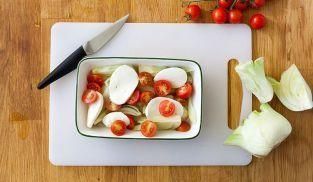 mettere in una teglia finocchi, pomodorini e mozzarella