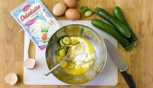 lavorare le zucchine con le uova, la panna e il gorgonzola