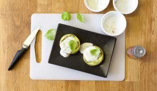 servire i flan di zucchine con il gorgonzola fuso