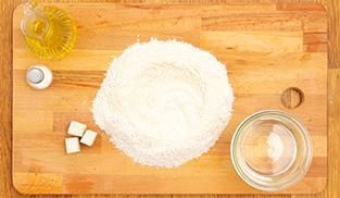 Mescolate le due farine in una terrina capiente