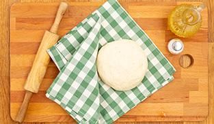 Impastate gli ingredienti unendo poco alla volta l'acqua rimanente