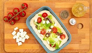 Distribuite sulla superficie della vostra preparazione metà della Mozzarella Cucina Santa e gli altri ingredienti