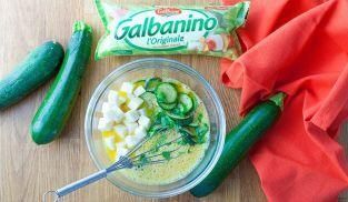 sbattere le uova e unire zucchine e galbanino sbattere le uova e unire zucchine e galbanino
