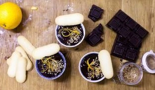 ganache al cioccolato con lingue di gatto ganache al cioccolato con lingue di gatto