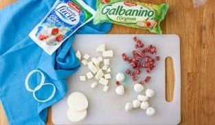 tagliare a pezzettini il formaggio e salame tagliare a pezzettini il formaggio e salame