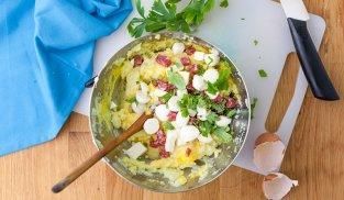 unire le patate, i formaggi e il salame unire le patate, i formaggi e il salame