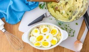 ricoprire con fette di uova soda ricoprire con fette di uova soda
