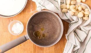 cuocere gli gnocchi in acqua salata con un goccio d'olio